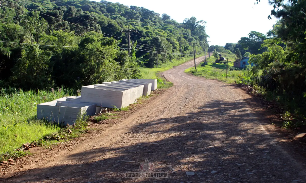 Administração anuncia retomada das obras de acesso ao Distrito de Jorge Lacerda 2 Segundo a prefeita Bianca Maran Bertamoni os investimentos para as obras do acesso à Jorge Lacerda deverão se aproximar à R$ 10 milhões