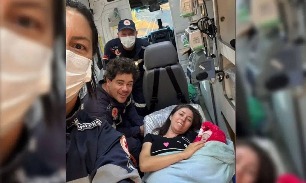 Socorristas do SAMU fazem parto de emergência em residência 2 Os socorristas foram acionados e ao chegar ao local se depararam com a criança nascendo
