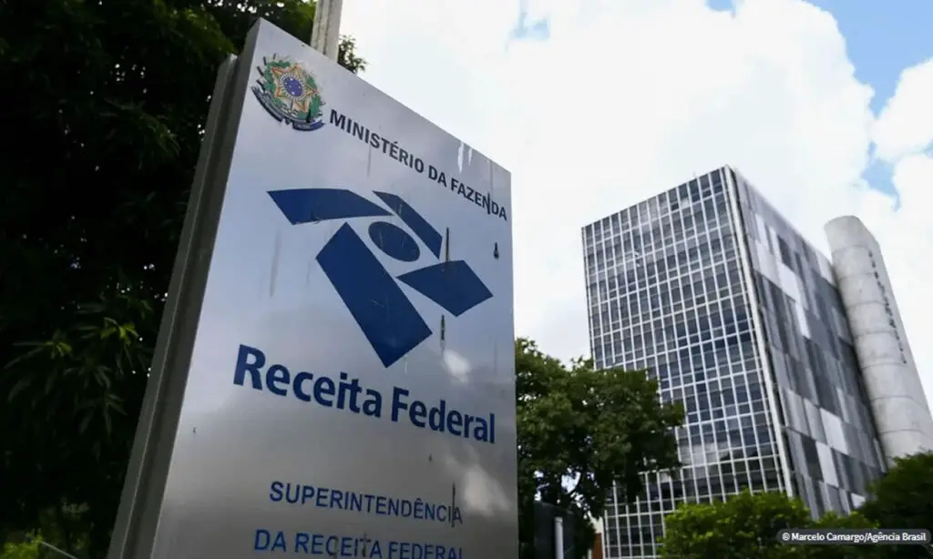 Receita Federal nega que cobrará imposto por Pix 2 Segundo a Receita Federal o posicionamento ocorre em meio a informações a respeita da taxação do Pix