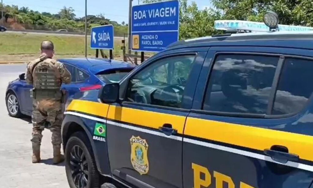 Argentino é preso pela PRF após ameaçar motorista e arremessar pedra em carro 2 Conforme a PRF, motorista argentino se envolveu em acidente com danos materiais e depois praticou os crimes