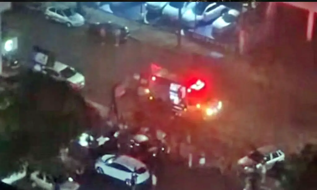 Mulher é esfaqueada e filha morta durante briga em saída de clube de danças 2 Mulher e filha foram agredidas na saída de um clube de dança no Bairro Alvorada