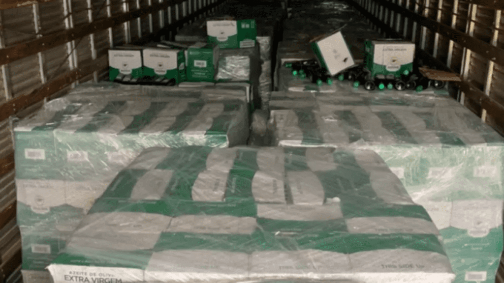 Suspeitos de roubar R$ 1 milhão em azeite de oliva são presos em SC 2 Cerca de 30 mil garrafas de azeite de oliva foram recuperadas durante operação; carga havia sido roubada no Paraná. Suspeitos foram presos em SC