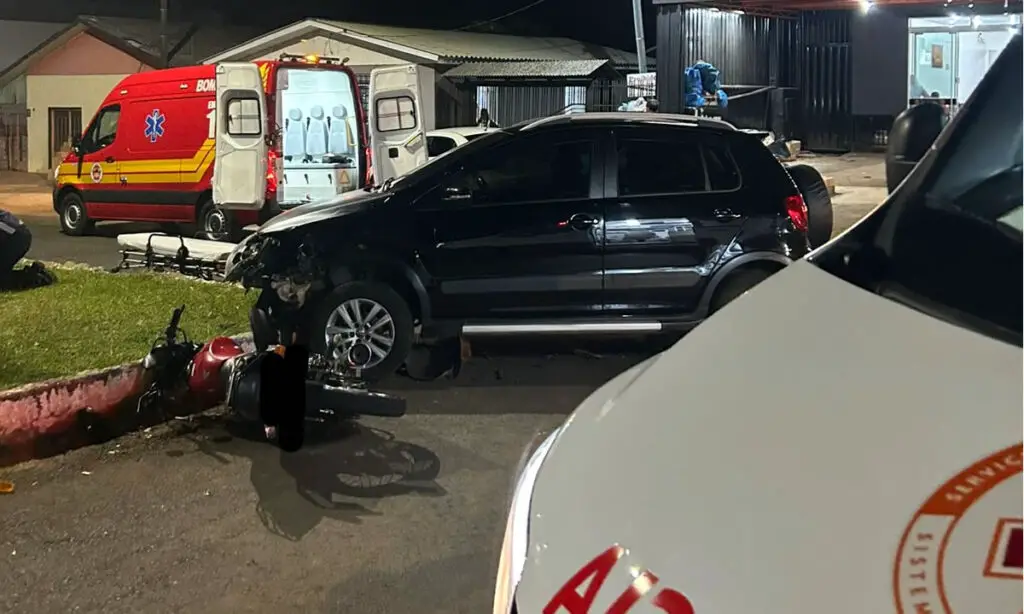 O acidente ocorreu na noite de domingo, envolvendo uma motocicleta e um veículo. Homem sofreu ferimentos graves
