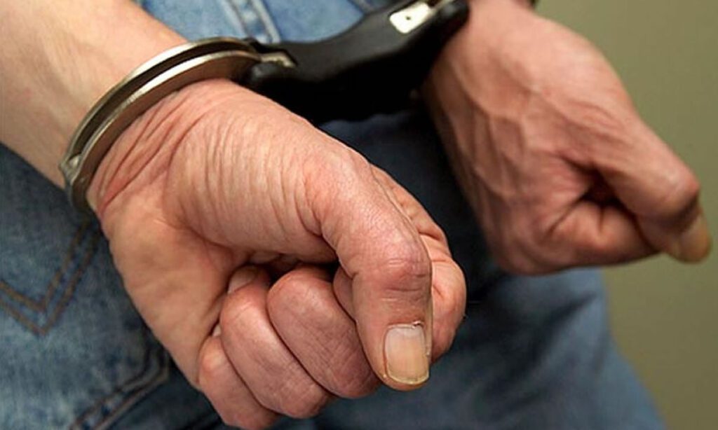 Homem condenado a mais de 21 anos de prisão por estupro de vulnerável é preso na região 3 O homem foi condenado após ser denunciado por abusar da enteada. Crime foi registrado em Maravilha