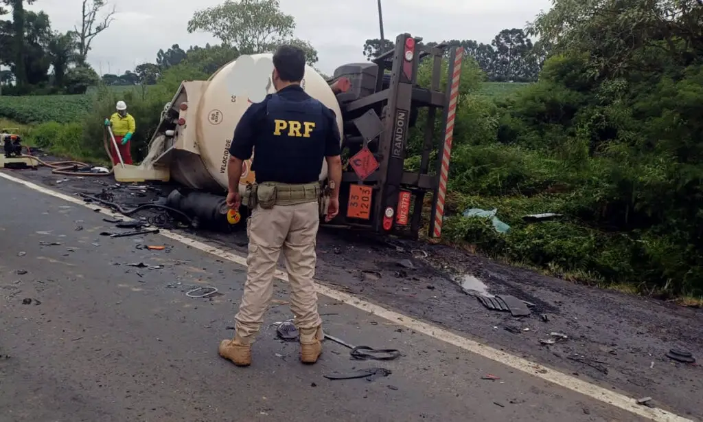 Motoristas morrem em grave acidente na BR 476 2 Acidente envolveu um caminhão carregado com cimento e um caminhão tanque carregado com combustível. Os motoristas morreram no local