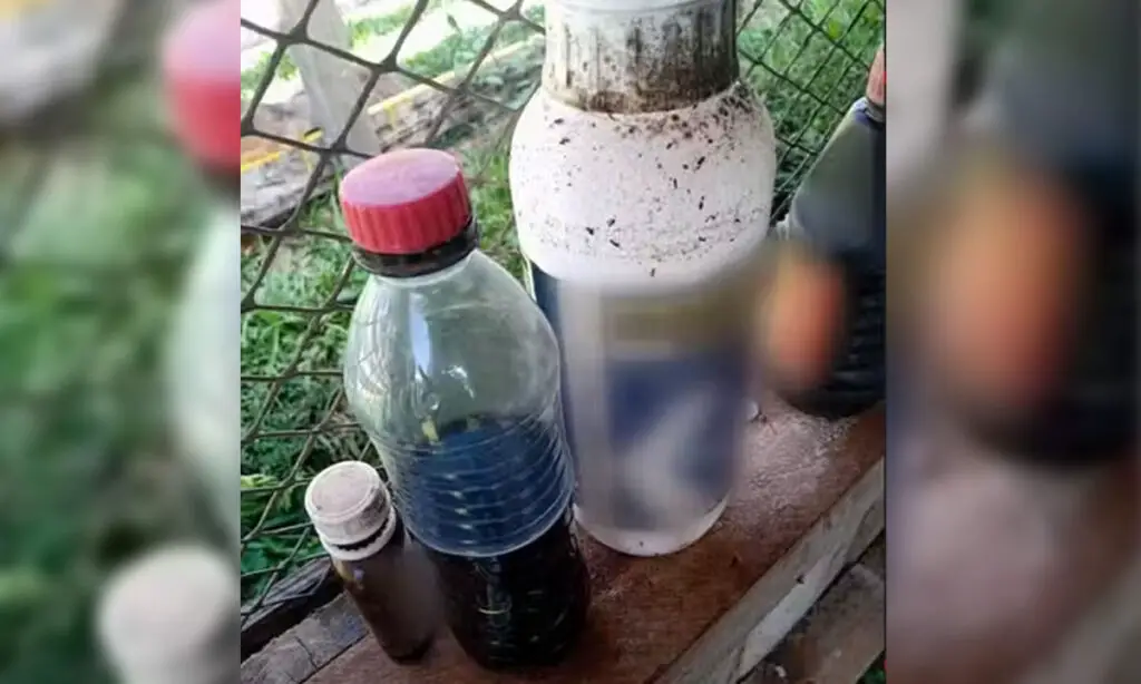 Irmãos morrem após tomarem veneno guardado em garrafa pensando que era suco de uva 2 Os dois irmãos, morreram na quinta-feira (09), após tomarem veneno de uso agropecuário que estava guardado em uma garrafa plástica