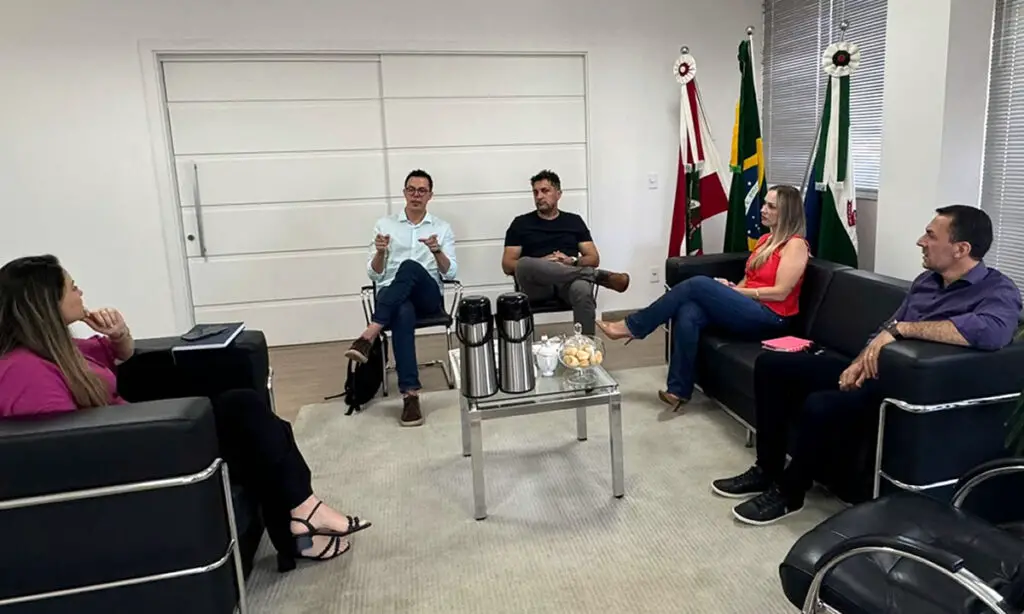 Superintendente da CASAN anuncia investimentos e melhorias 2 Peri Fornari Filho, da Casan se reuniu com a prefeita Bianca e o vice Alcir Sawaris para discutir parcerias e projetos em andamento e anuncia investimentos e melhorias