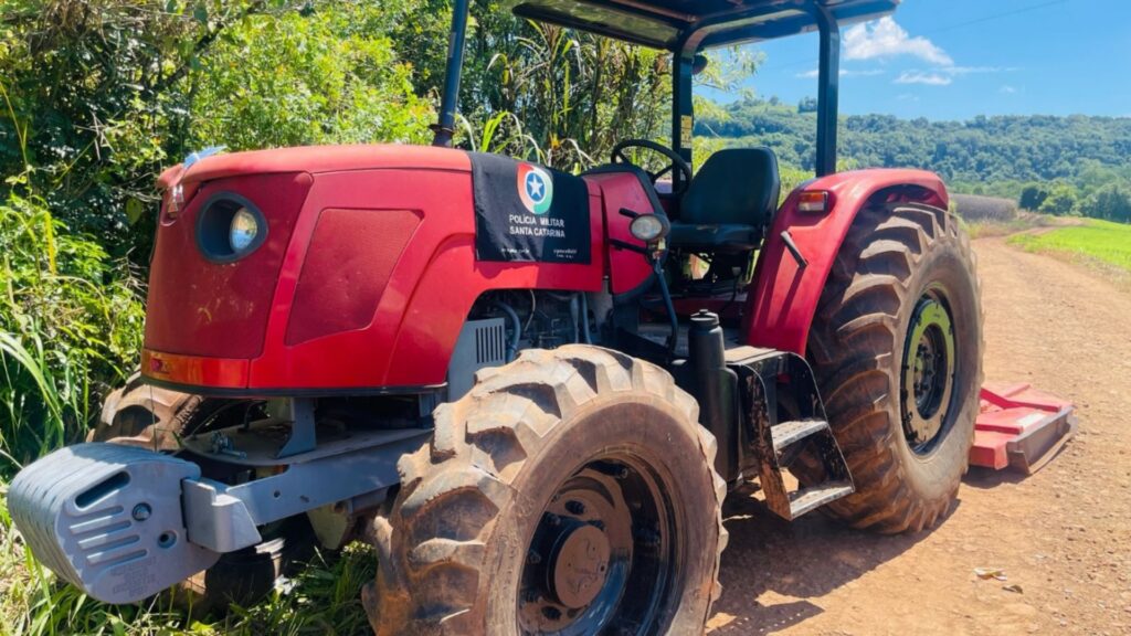 PM de Dionísio Cerqueira recupera trator furtado em São Miguel do Oeste 3 O trator teria sido furtado durante a madrugada e foi localizado na Linha Três Barras, no interior cerqueirense