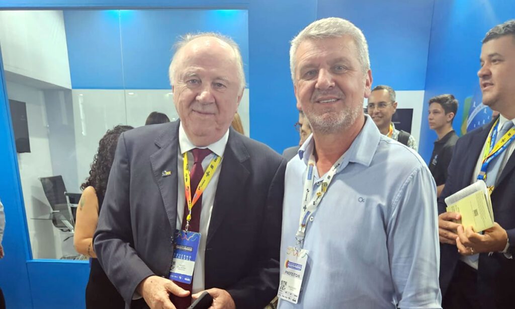Prefeito Helio Surdi participa de Encontro Nacional em Brasília 3 Prefeito aproveitou a viagem para cumprir agendas e buscar recursos para Bom Jesus do Sul