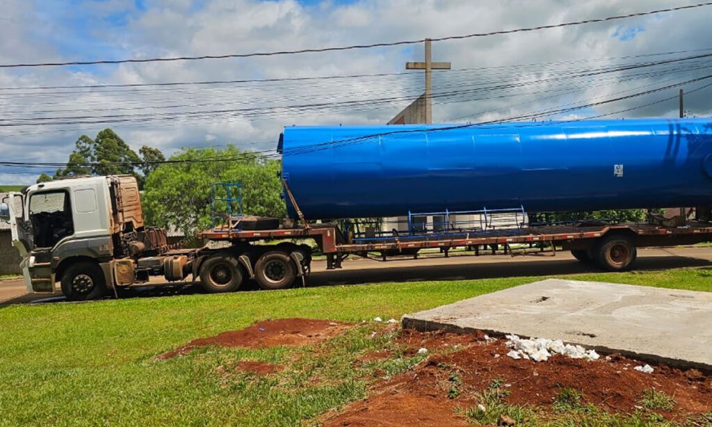 A nova caixa d'água tem capacidade de 60.000 litros, e substituirá a antiga caixa, que já atendia a comunidade há 20 anos