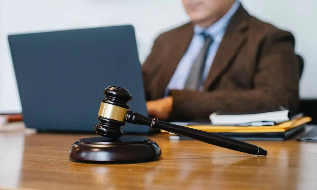 TJSC multa advogado por citar jurisprudência falsa criada pelo ChatGPT 2 Advogado admitiu ter usado ChatGPT. e OAB será informada do caso. Além da multa, o TJSC enviou o caso para a Ordem dos Advogados do Brasil