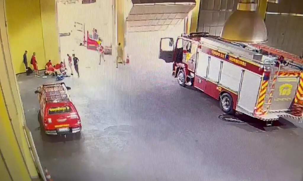 Bombeiros salvam bebê de 1 ano e quatro meses que se afogou em piscina 2 As manobras realizadas pelos bombeiros levaram cerca de 40 minutos, com os integrantes da força de segurança se revezando no socorro do bebê