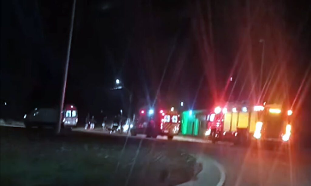 Na chegada dos bombeiros o motorista não foi localizado. A pista ficou parcialmente bloqueada
