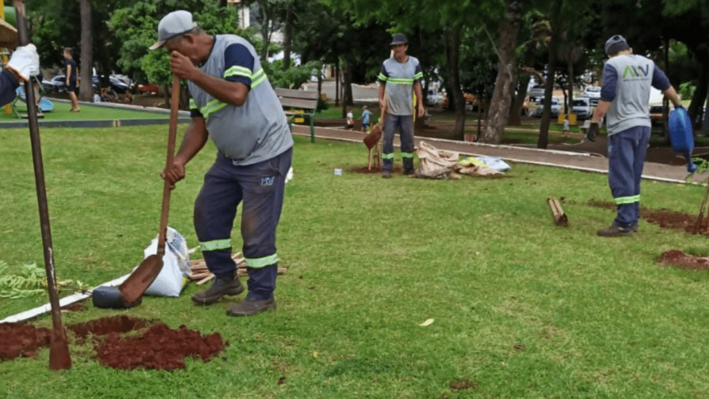 Administração promove plantio de mudas na Praça Antônio Foppa