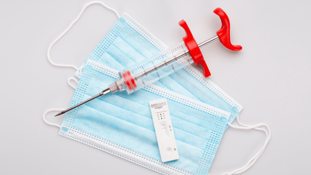 Pesquisadores do Instituto de Virologia de Wuhan descobrem uma nova cepa de coronavírus, o HKU5-CoV-2, com potencial de infectar humanos. Saiba mais sobre os riscos e a vigilância sanitária.