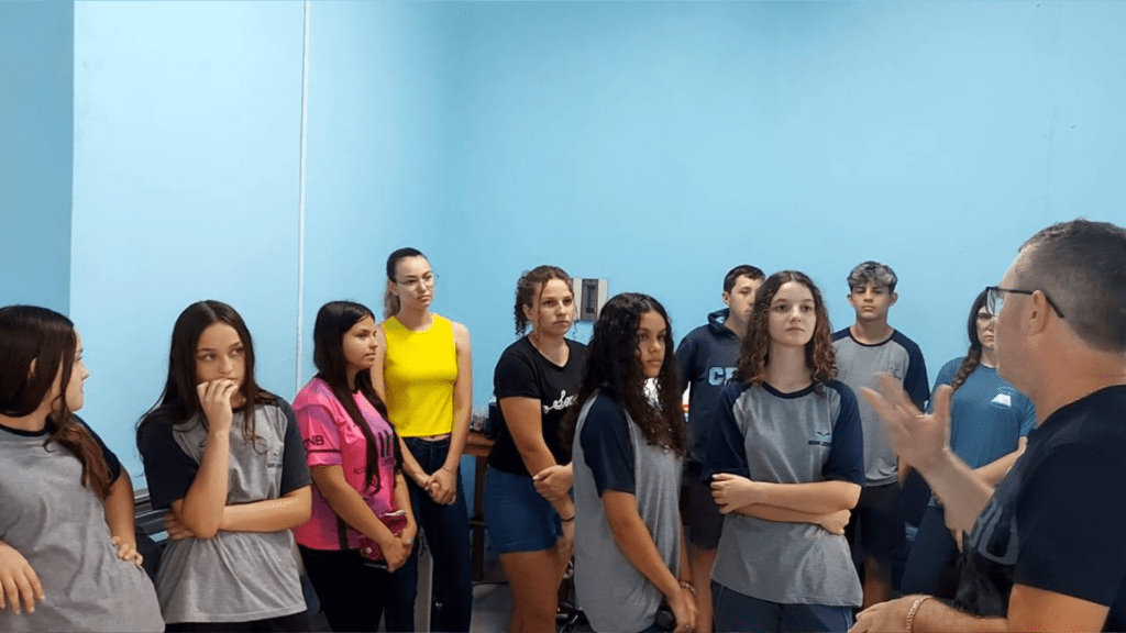 Projeto ‘Entre Linhas e Agulhas’ capacita jovens para o mercado de trabalho