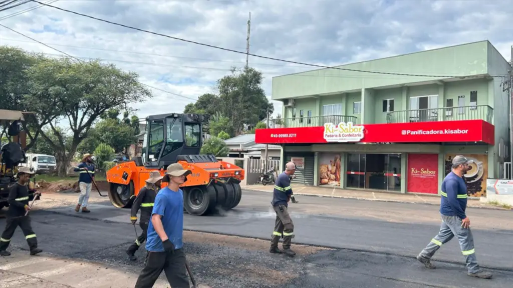Barracão avança com obras de infraestrutura e melhorias urbanas 2 Prefeito Jorge Santin e lideranças municipais acompanham revitalização da Avenida Paraná e destacam novos investimentos