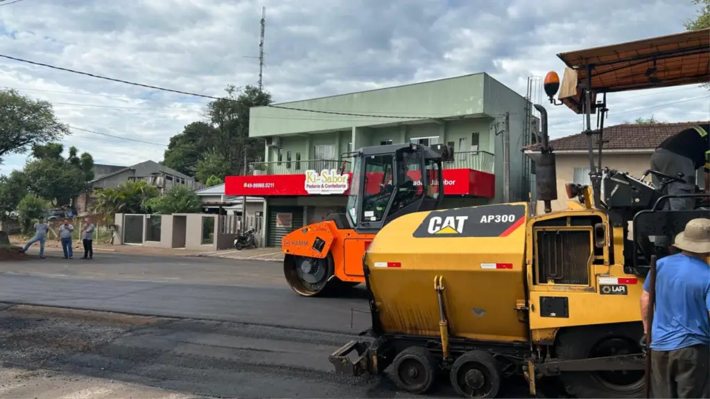 Barracão avança com obras de infraestrutura e melhorias urbanas 3 Prefeito Jorge Santin e lideranças municipais acompanham revitalização da Avenida Paraná e destacam novos investimentos em Barracão