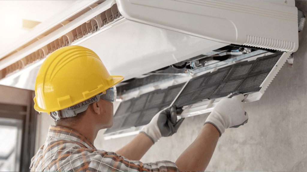 Demanda por ar-condicionado dispara com o calor 2 Com a onda de calor no Brasil, a produção de ar-condicionado deve crescer 15% em 2025. No entanto, o setor enfrenta desafios como alta dos juros e escassez de mão de obra.