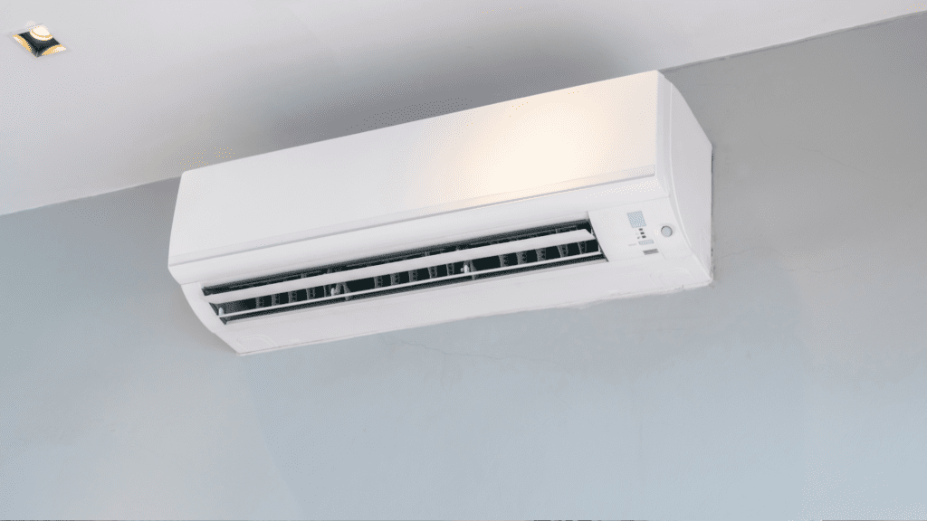 Demanda por ar-condicionado dispara com o calor 3 Com a onda de calor no Brasil, a produção de ar-condicionado deve crescer 15% em 2025. No entanto, o setor enfrenta desafios como alta dos juros e escassez de mão de obra.