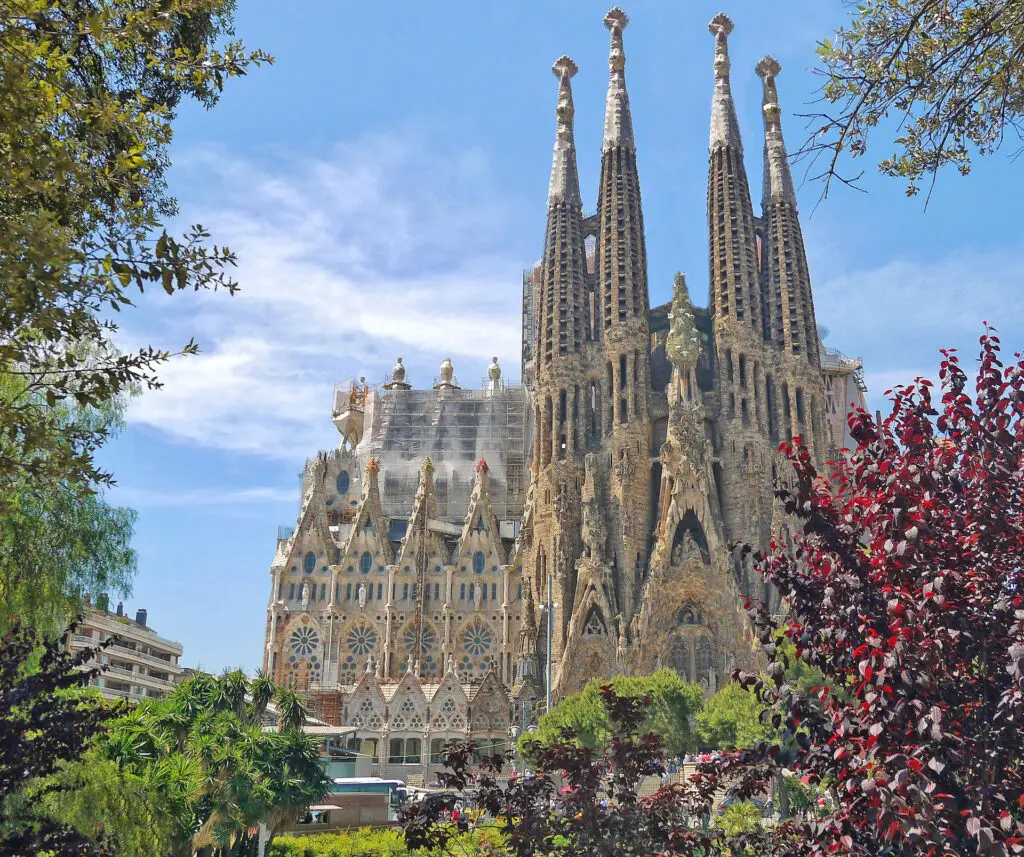 As 5 igrejas mais extraordinárias do mundo: arquitetura, história e fé reunidas 6 igrejas basilica sagrada familia 1