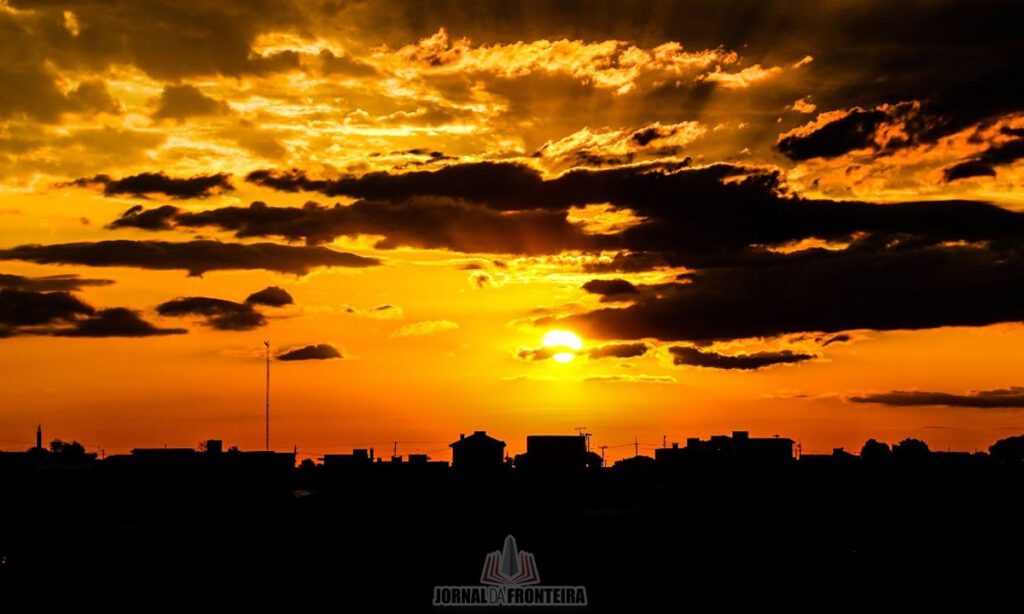 Onda de calor se intensifica no Sul do Brasil e termômetros devem chegar a 43ºC 3 Previsão é que capitais registrem novos recordes de temperatura; com onda de calor intensificada sensação térmica ficará perto de 50ºC