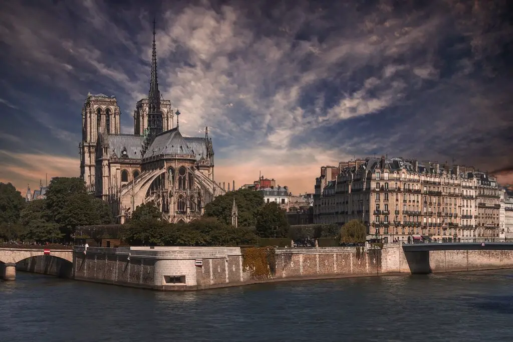 Os lugares religiosos mais bem arquitetados do mundo: Obras de fé e engenharia 5 notre dame