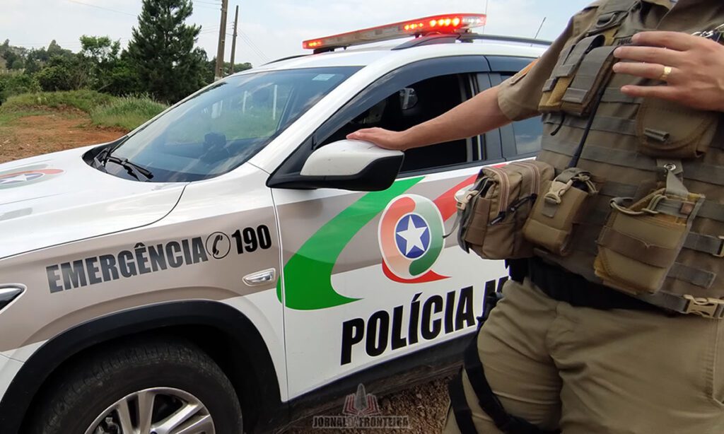 Homem é preso após ameaçar a própria mãe, em Dionísio Cerqueira 2 O homem conseguiu fugir a primeira tentativa de abordagem, mas acabou preso horas depois já no centro