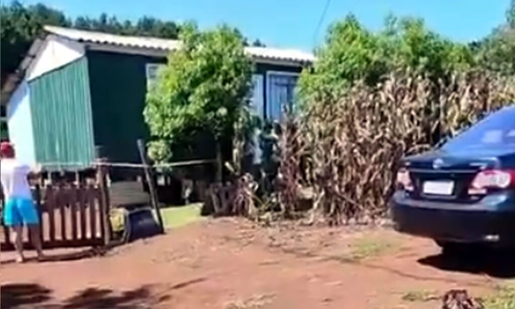 Mulher é encontrada morta com ferimentos causados por golpe de faca 2 Segundo informações, a mulher foi encontrada pelo genro que comunicou a Polícia Militar