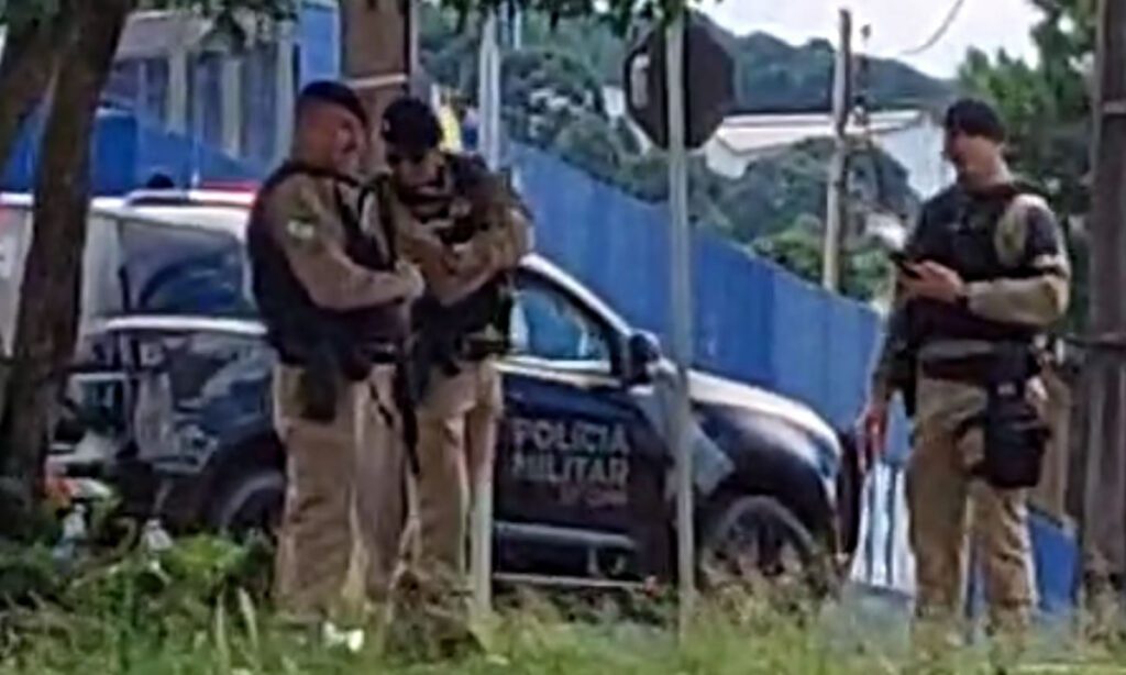 Homem reage abordagem, agride policial e acaba morto durante ocorrência 3 Homem teria agredido um policial com um capacete e acabou sendo morto com um disparo