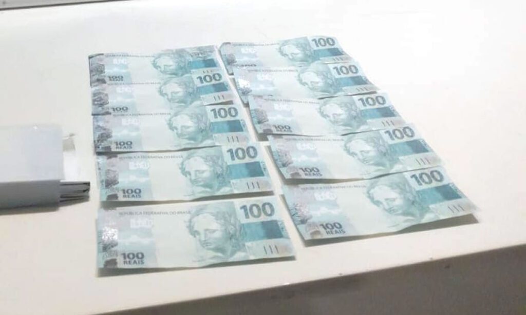 Barraconense é presa após tentar pagar compras com notas falsas em Bernardo de Irigoyen 3 A jovem de 23 anos, que seria barraconense foi presa na tarde de quarta-feira, em um estabelecimento comercial no município vizinho