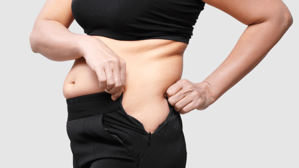 O cortisol, conhecido como hormônio do estresse, é essencial para diversas funções do organismo, mas seus níveis elevados podem trazer sérios impactos à saúde, como ganho de peso, insônia, ansiedade e até hipertensão.