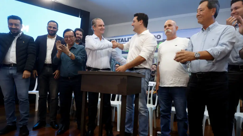 
Ratinho Junior anuncia mudanças no secretariado do Paraná. Leonaldo Paranhos assume o Turismo, Rafael Greca fica com Desenvolvimento Sustentável e Ulisses Maia comandará o Planejamento. Saiba mais sobre os desafios e impactos dessas nomeações