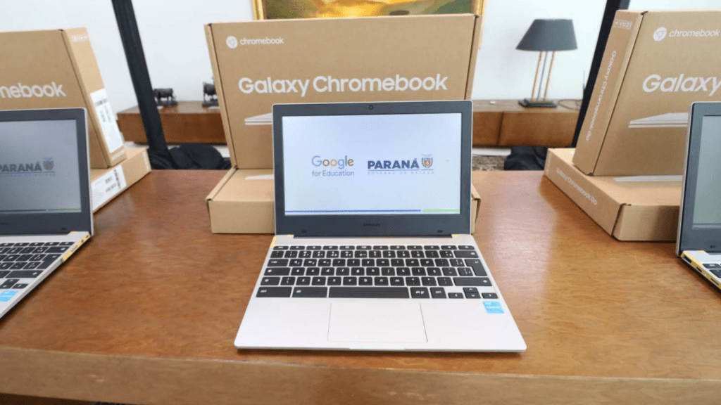 O Governo do Paraná entregou 32 mil Chromebooks para escolas estaduais, beneficiando 450 mil estudantes e reforçando a modernização da educação no estado. Confira os detalhes