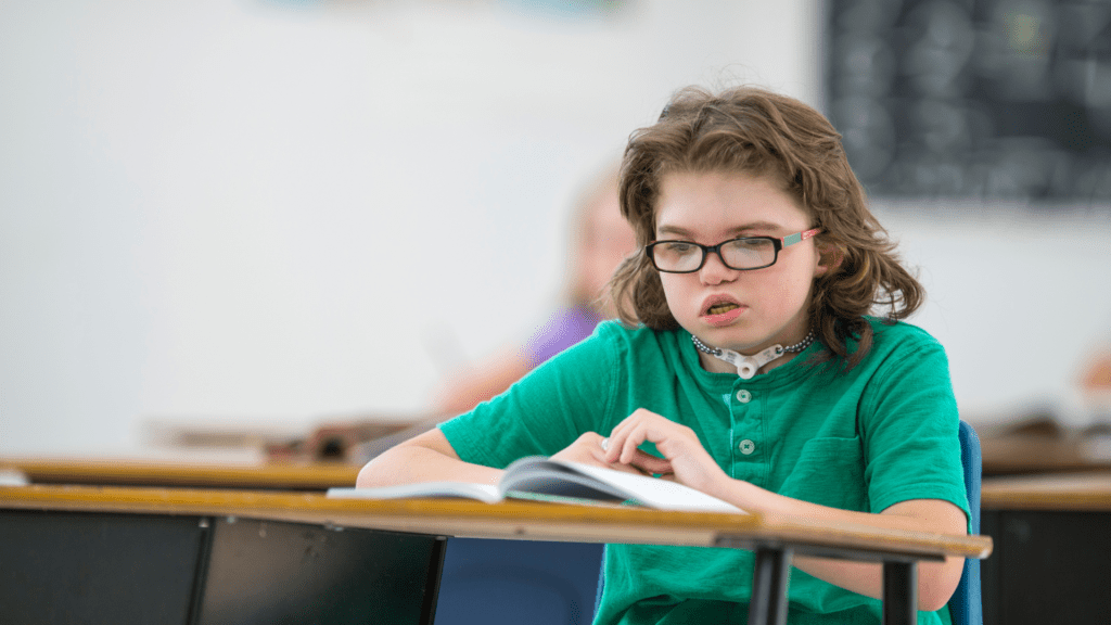 Escolas podem ser penalizadas por recusar matrícula de alunos portadores de deficiência 4 A recusa de matrícula de alunos com deficiência nas escolas, sejam elas públicas ou privadas, poderá resultar em penalidades para as instituições que não apresentarem justificativas adequadas.