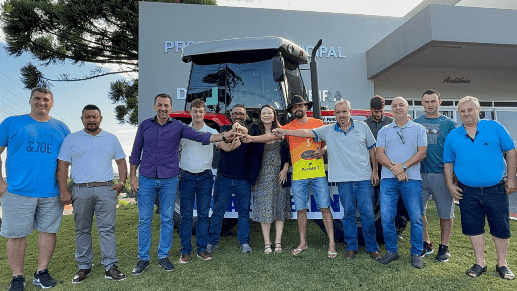 Administração cerqueirense entrega novo trator para grupos de agricultores 2 trator