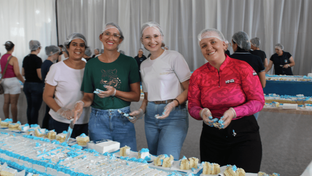 Mais de 1500 pessoas participaram da comemoração de 71 anos de Dionísio Cerqueira 4 bolo