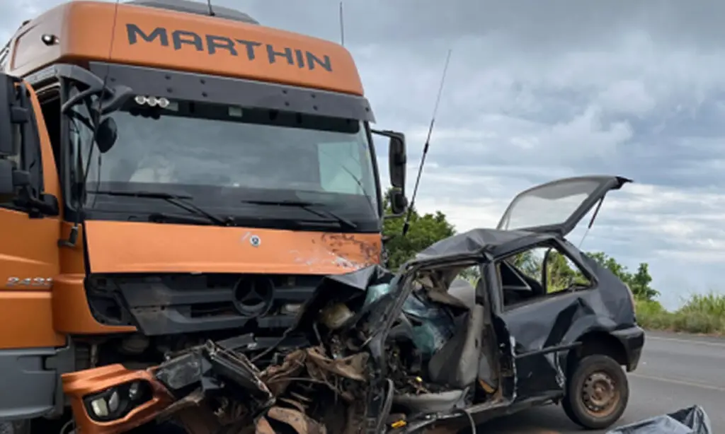 Motorista morre em acidente entre carro e caminhão na BR-282 2 Acidente ocorreu na altura da comunidade Santo Expedito, entre São Miguel do Oeste e Maravilha. O motorista de 30 anos morreu no local