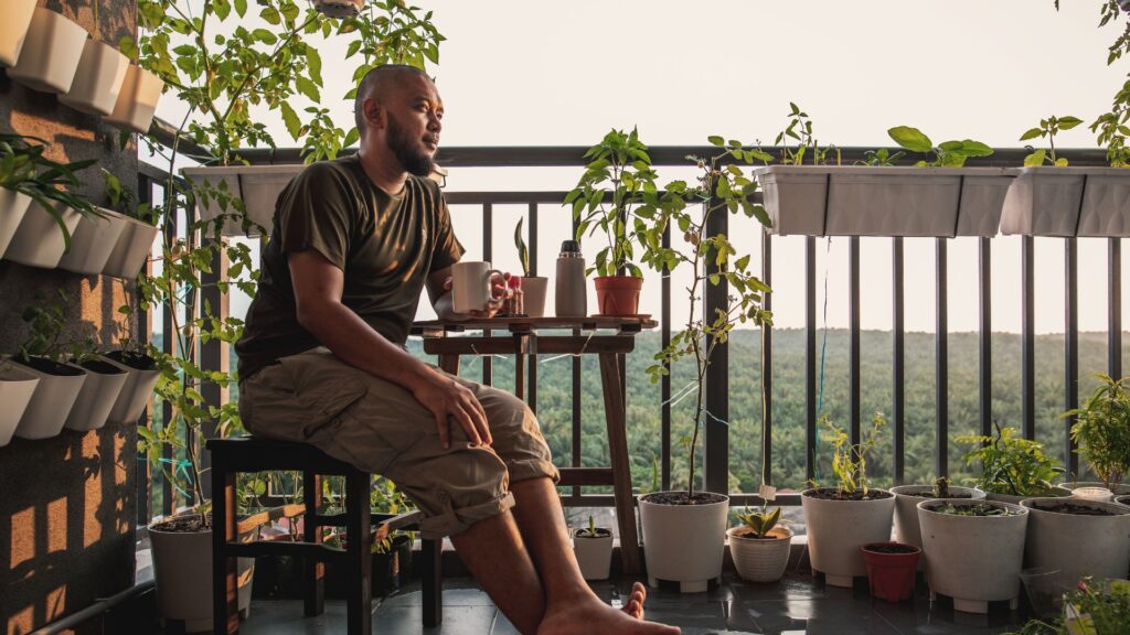 Como fazer uma horta de ervas em apartamento