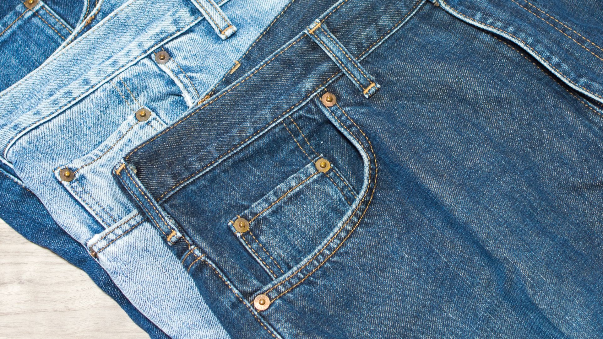 O mistério dos pequenos bolsos nas calças jeans