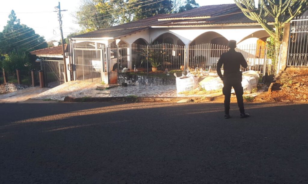 Os ataques à casa e carro dos agentes da Gerdarmeria ocorreram na madrugada desta sexta-feira. Uma testemunha disse ter visto quando o suspeito sacou uma arma tipo metralhadora, e efetuou cerca de 15 disparos contra um dos veículos