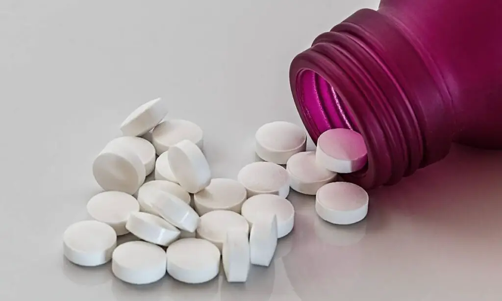 Associações de médicos falam em "banalização do atendimento médico". Farmacêuticos já tiveram resolução com teor semelhante derrubada pela Justiça