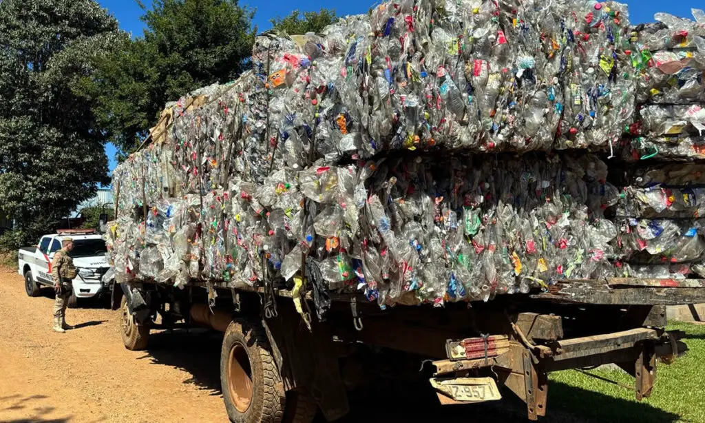 Segundo as informações, os policiais avistaram o caminhão realizando o transbordo de materiais recicláveis de origem Argentina por um ponto não alfandegado