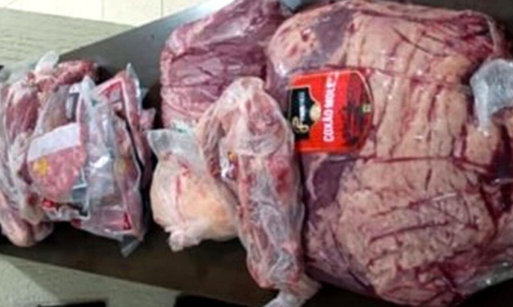 Funcionários de supermercado são presos suspeitos de furtar mais de 30 kg de carne 3 Os funcionários estariam cometendo o furto há algum tempo, sendo flagrados na terça-feira, com as mochilas carregadas com várias peças de carne