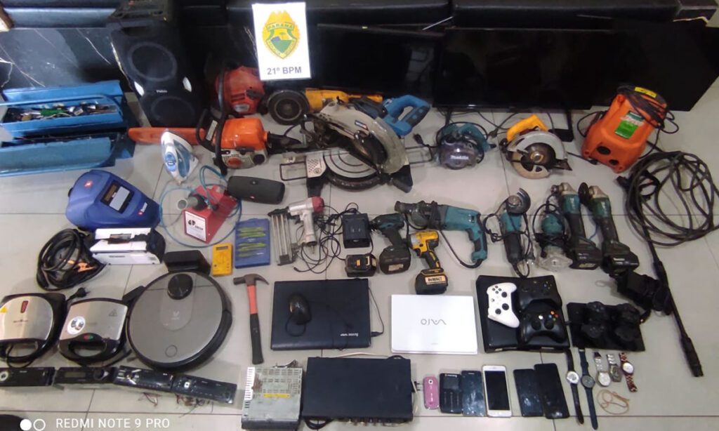 Homem é preso por tráfico de drogas e receptação, após agredir duas mulheres 3 Na casa do homem os policiais localizaram diversos itens possivelmente produto de furto. porções de cocaína e maconha, balança de precisão, e munições