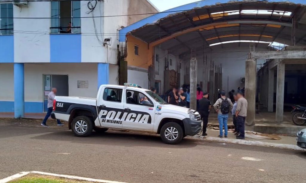 Os ataques à casa e carro dos agentes da Gerdarmeria ocorreram na madrugada desta sexta-feira. Uma testemunha disse ter visto quando o suspeito sacou uma arma tipo metralhadora, e efetuou cerca de 15 disparos contra um dos veículos