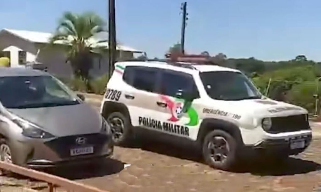 Em SC oficiais tentam tomar bebê à força para vacinação 2 Ação judicial para vacinação forçada de bebê mobiliza oficiais e causa revolta da população