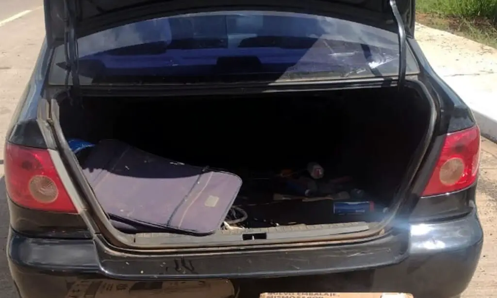 Veículo era ocupado por um casal que transportava 2.000 carteiras de cigarros de origem paraguaia, totalizando um valor de R$10 mil