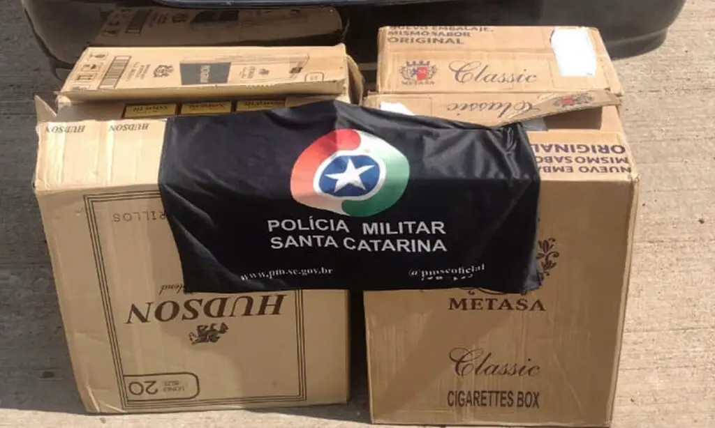 Veículo era ocupado por um casal que transportava 2.000 carteiras de cigarros de origem paraguaia, totalizando um valor de R$10 mil