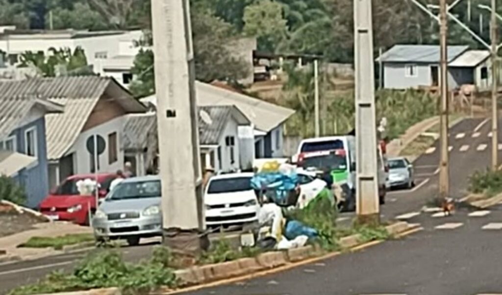 Criança de 03 anos fica em estado grave após ser esfaqueada pelo próprio pai 2 A estava passando o dia com o pai quando foi esfaqueada. A menina foi socorrida em estado grave